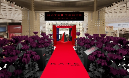 アイスタイルが「KATE@TOKYO 」展開、黒と赤を基調としたクールな世界観を演出